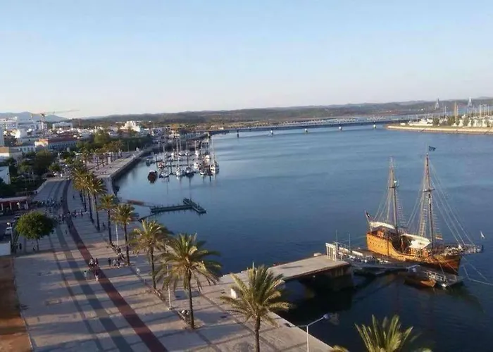 Typical Fishing Village In Historic Center Ii بورتيماو